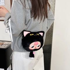 娃三岁的招财猫拉链包，搭配上自己做的长链条，就说是不是可可爱