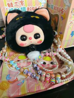 娃三岁的招财猫拉链包，搭配上自己做的长链条，就说是不是可可爱