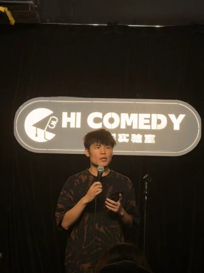 上次开放麦全是喜单的选手 还许愿下次能开到脱友
许愿成功 全是重量级老演员 都是我喜欢的王炸
耗哥聊家人的松弛感 就很四川人了
毛豆的新题材段子  跟他的汗水一样 老流哔
广智的穷人段子一出手 就知道