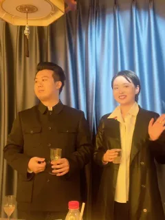 在新中国的第一道曙光中，我曾并肩作战的同志们都站在共和国最高