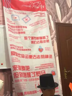 如果有另一个世界,希望我能成为真正的女王,而你会是我最忠诚的