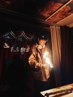 海上有家唱片店.
住着小黛 阿奇 奥丁 和姐姐妈.

感谢有