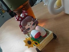 怎能有这么美貌的宝宝，毛绒的帽子，摇篮可以动，假日的车车也是