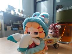 怎能有这么美貌的宝宝，毛绒的帽子，摇篮可以动，假日的车车也是