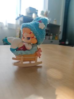 怎能有这么美貌的宝宝，毛绒的帽子，摇篮可以动，假日的车车也是