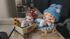 怎能有这么美貌的宝宝，毛绒的帽子，摇篮可以动，假日的车车也是