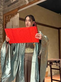 “前路迢迢，望君珍重，盼来日重逢”
这11小时，像在宏大的晦
