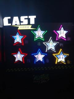 《疯狂星友团》:摄影机不要停🎥
周五下班,上海的瓢泼大雨