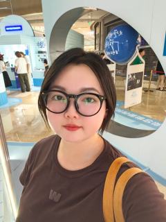 《疯狂星友团》:摄影机不要停🎥
周五下班,上海的瓢泼大雨