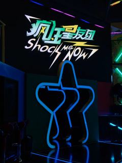 《疯狂星友团》:摄影机不要停🎥
周五下班,上海的瓢泼大雨