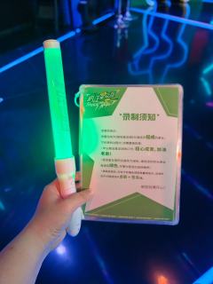 《疯狂星友团》:摄影机不要停🎥
周五下班,上海的瓢泼大雨