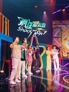 《疯狂星友团》:摄影机不要停🎥
周五下班,上海的瓢泼大雨