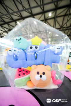 展会内有集市、潮玩、卡牌
很多可爱的娃 完全走不动道 都想买