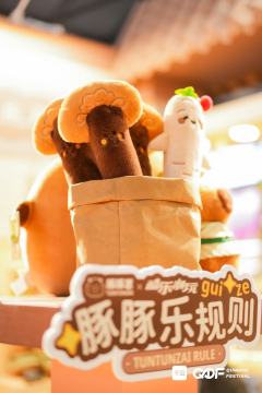 展会内有集市、潮玩、卡牌
很多可爱的娃 完全走不动道 都想买