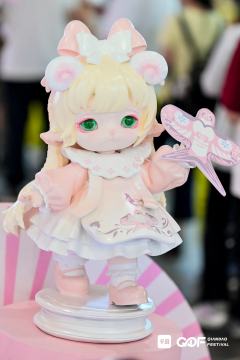 展会内有集市、潮玩、卡牌
很多可爱的娃 完全走不动道 都想买