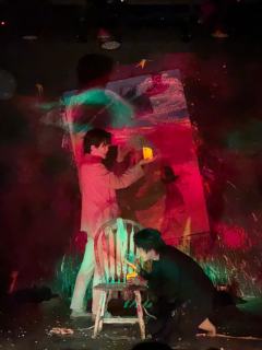 整部剧的背景采用了现场作画🎨带来的原始冲击力,配合灯光的不