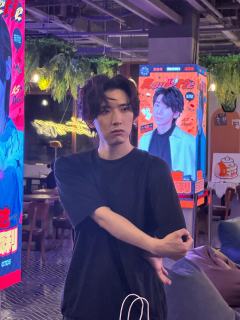 入场会先穿过一个黑暗的长廊，门口有小机关前面人被吓到，门口介