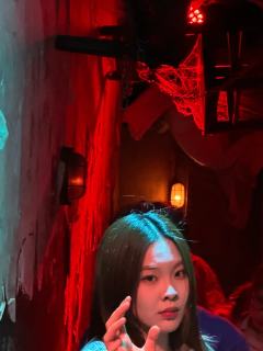 入场会先穿过一个黑暗的长廊，门口有小机关前面人被吓到，门口介