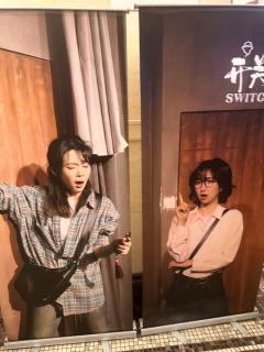 入场会先穿过一个黑暗的长廊，门口有小机关前面人被吓到，门口介