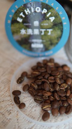 一打开盒子，发现豆子长得有点“大小不一”“形状各异”。
磨完
