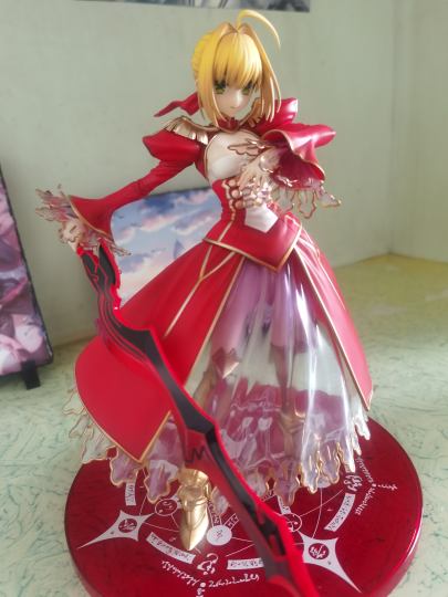 #夏日手办晒图大赛#实拍 这款尼禄说实话是最喜欢的一款，也是个人认为最还原的一款了，相比第三再临的严肃脸，这款第一再临的笑脸给人感觉更加可爱，强壮社的做工还是OK的，但这种两种再临卖两款的做法真的无语