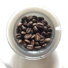 豆貌肥硕，长且圆，有点像曼特宁。酸度不柔和，烟感，有点卡喉，