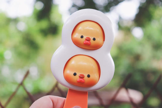 1.📷器材：当然是用单反啦！大光圈/长焦，自然地虚化背景。
2.🛋️场景：选择适合的场景，例如dimoo太空选择太空主题游乐园，圣诞选择圣诞树、雪景，甜品选择碟子、桌子等。
3.🎨后期：用MIX调色，