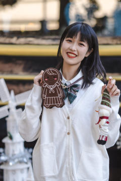 “这是新鲜出炉的姜饼～希望您能喜欢🎄 ”