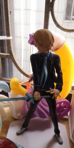 角度限定，有些角度看起来很奇怪，但仍然掩盖不了他的帅气