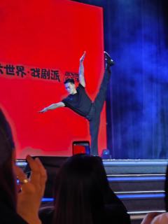 无名之辈不知不觉已经到了百场，
充满了荷尔蒙的演出，意想不到