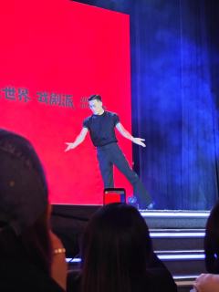 无名之辈不知不觉已经到了百场，
充满了荷尔蒙的演出，意想不到