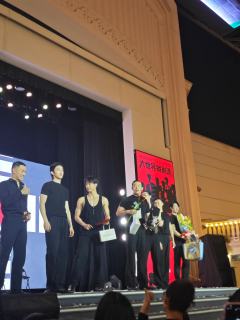 无名之辈不知不觉已经到了百场，
充满了荷尔蒙的演出，意想不到