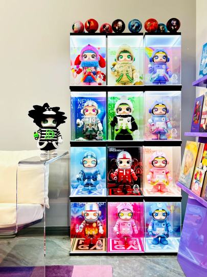 终于收到啦😄MEGA SPACE MOLLY 联名JON BUGERMAN很喜欢这个艺术家，带给人超强的趣味和活力感！目前收集MEGA MOLLY里最喜欢的一款设计。❤️🧡💛💚🩵💙💜