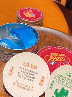 【沉浸场景感受】
《疯狂理发店》从复古发廊场景到观众席错落的