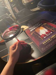 进入剧场会给一个信封,信封里有一个投票器,可以选择剧情发展;