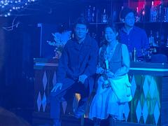 进入剧场会给一个信封,信封里有一个投票器,可以选择剧情发展;