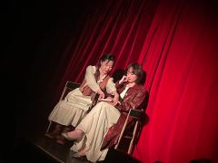 进入剧场会给一个信封,信封里有一个投票器,可以选择剧情发展;
