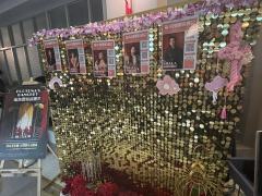 进入剧场会给一个信封,信封里有一个投票器,可以选择剧情发展;