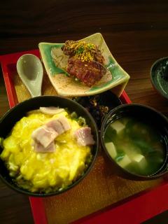 铃是勇敢强势的,是敢爱敢恨的,她和李雨墨一样。
松是优柔寡