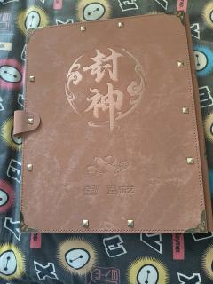 吐槽一下卡动的专属卡册
外观：仿皮质的封皮还算说得过去吧！
