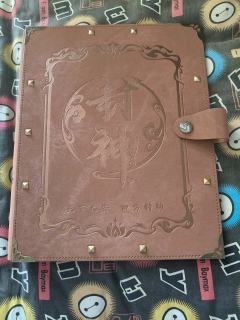 吐槽一下卡动的专属卡册
外观：仿皮质的封皮还算说得过去吧！
