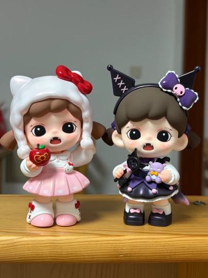 萌的没边！！
总算知道Kitty为什么是最热款了🥰帽子裙子都是珠光的脸上还有小猫胡须 这谁不爱！！❤️‍🔥
还有库洛米也是萌到爆炸了好吗…刚入盲盒坑就爱上妹妹🥹每一只都可爱的不行啊啊啊啊
（和妹宝烘焙