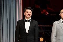 很有意思的舞台剧作品,特别是现场爵士音乐的演绎,非常加分,一