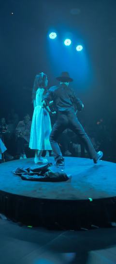 福尔图那的酒会
剧情讨论很多，但我最喜欢里面的灯光舞美。不少