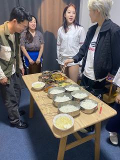 喜剧的内核也许就是悲剧 我的爱人与我一吻诀别 他爱我所以愿意