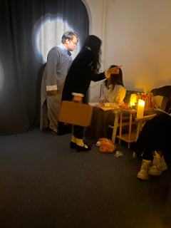 喜剧的内核也许就是悲剧 我的爱人与我一吻诀别 他爱我所以愿意