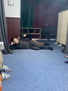 喜剧的内核也许就是悲剧 我的爱人与我一吻诀别 他爱我所以愿意