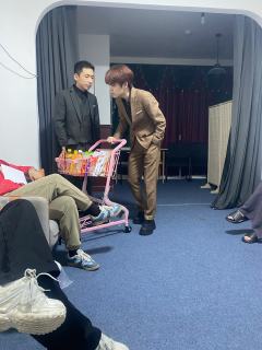 喜剧的内核也许就是悲剧 我的爱人与我一吻诀别 他爱我所以愿意