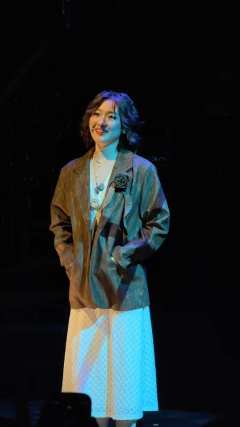 继父亲节上演弑父剧情后,母亲节也上演了弑母剧情。
场景中间有