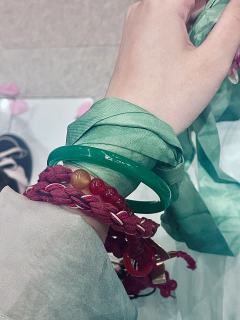 阿绿在很多地方看见过白发

最初在娘亲鬓间 那时她是林碧
趴